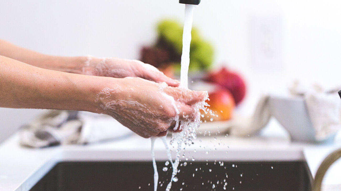Cuci tangan menggunakan sabun sangat penting untuk mencegah tertular virus Corona